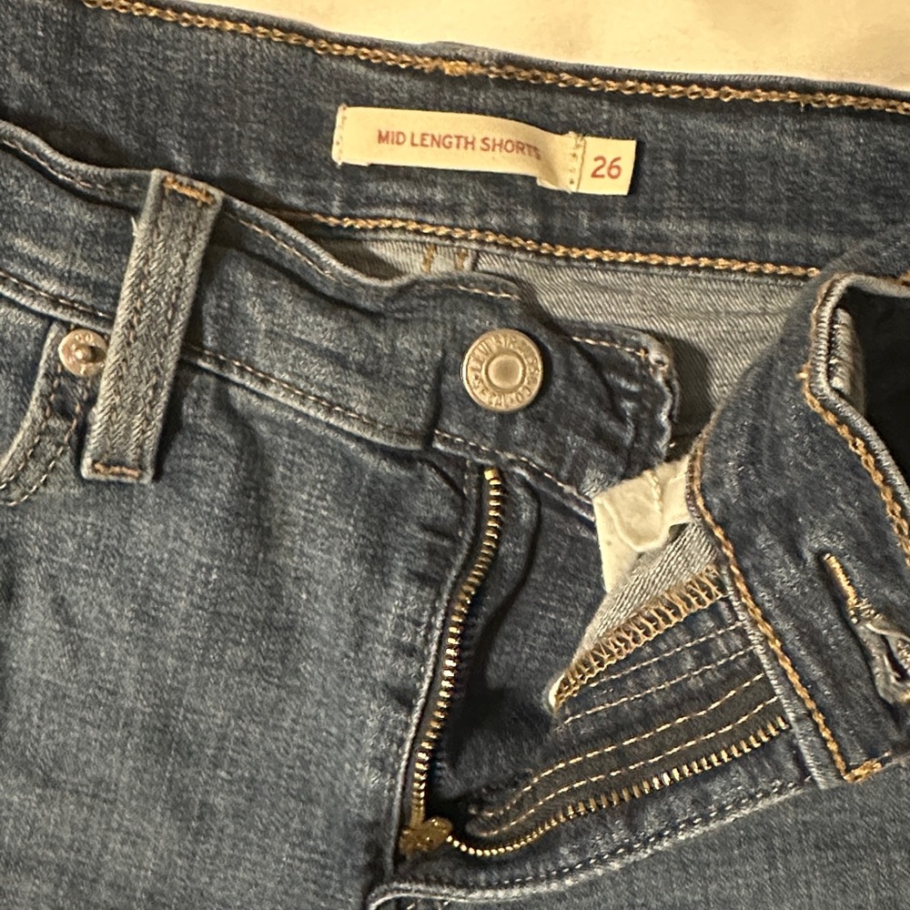 Levi Distressed Denim Shorts mid length - Picture 2 of 3
